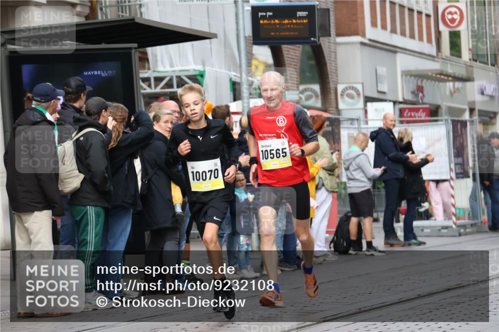 05.10.2025 - 20. swb-Marathon Bremen Strokosch-Dieckow http://msf.ph/oto/9232108 05.10.2025 10:40:10 Ziel 10070, 10565, 10658, 10686, 11114, 10070, 10565, 10658, 10686, 11114 meine-sportfotos.de