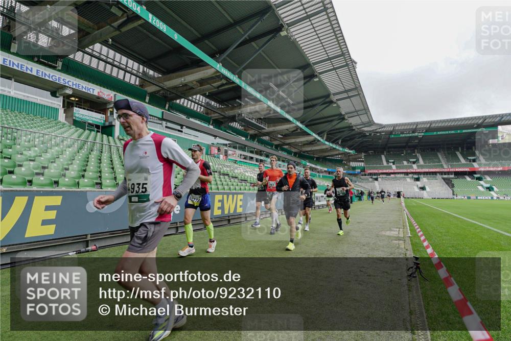 05.10.2025 - 20. swb-Marathon Bremen Michael Burmester http://msf.ph/oto/9232110 05.10.2025 12:52:40 Laufen im Stadion 550, 590, 615, 793, 832, 1298, 1367, 1431, 1550, 1552, 1600, 2072, 2595, 3033, 3041, 3626, 4218, 4362, 4573, 4746, 4805, 4914, 4935, 5169, 5447, 5459, 5561, 5675, 5866, 6367, 6630, 6677, 7012, 7031, 7277, 7293, 7416, 7634, 7773, 7975, 8218, 8297, 8349, 8431, 8534, 8558, 8580, 8701, 8921, 9115, 10338, 754, 914, 1029, 1926, 3178, 4652, 4781, 5068, 5108, 5416, 5847, 6773, 7313, 7419, 8534 meine-sportfotos.de