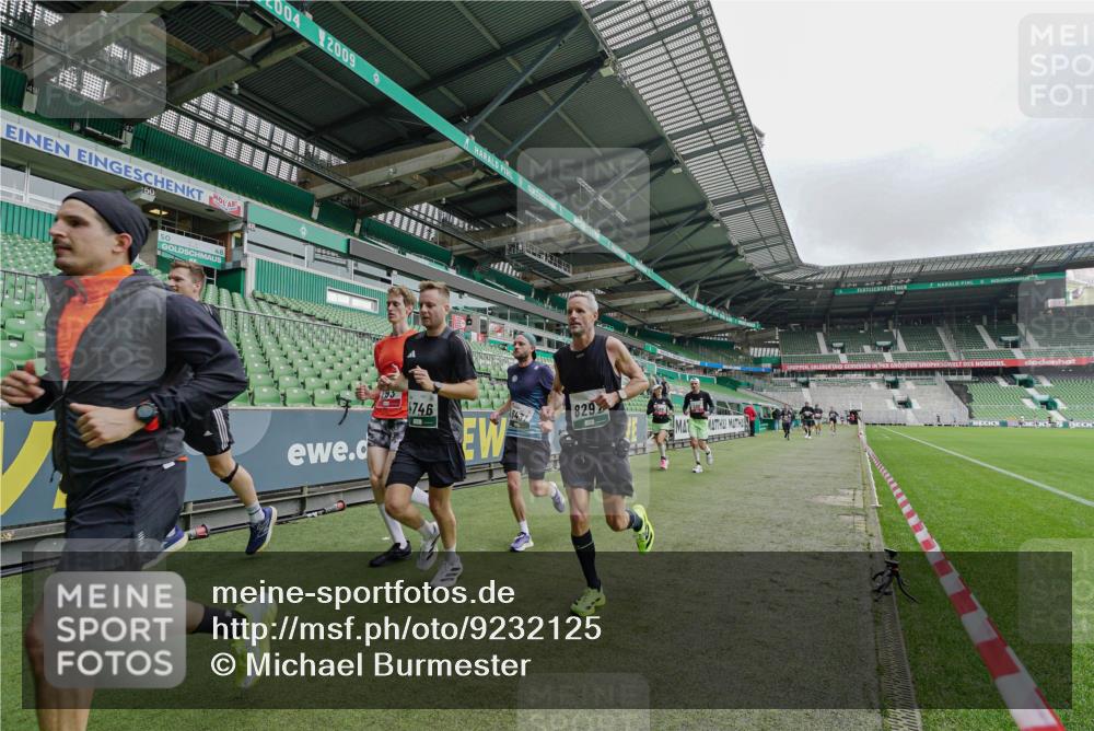 05.10.2025 - 20. swb-Marathon Bremen Michael Burmester http://msf.ph/oto/9232125 05.10.2025 12:52:41 Laufen im Stadion 550, 590, 615, 793, 832, 1298, 1367, 1431, 1550, 1552, 1600, 2072, 2075, 2595, 3033, 3041, 3626, 4132, 4218, 4362, 4573, 4746, 4805, 4914, 4935, 5169, 5447, 5459, 5561, 5675, 5866, 6367, 6630, 6677, 7012, 7031, 7277, 7293, 7416, 7634, 7773, 7975, 8218, 8297, 8349, 8431, 8558, 8580, 8701, 8921, 9115, 10338, 754, 914, 1029, 1926, 3178, 4652, 4781, 5068, 5108, 5416, 5847, 6773, 7031, 7313, 7419, 8534 meine-sportfotos.de