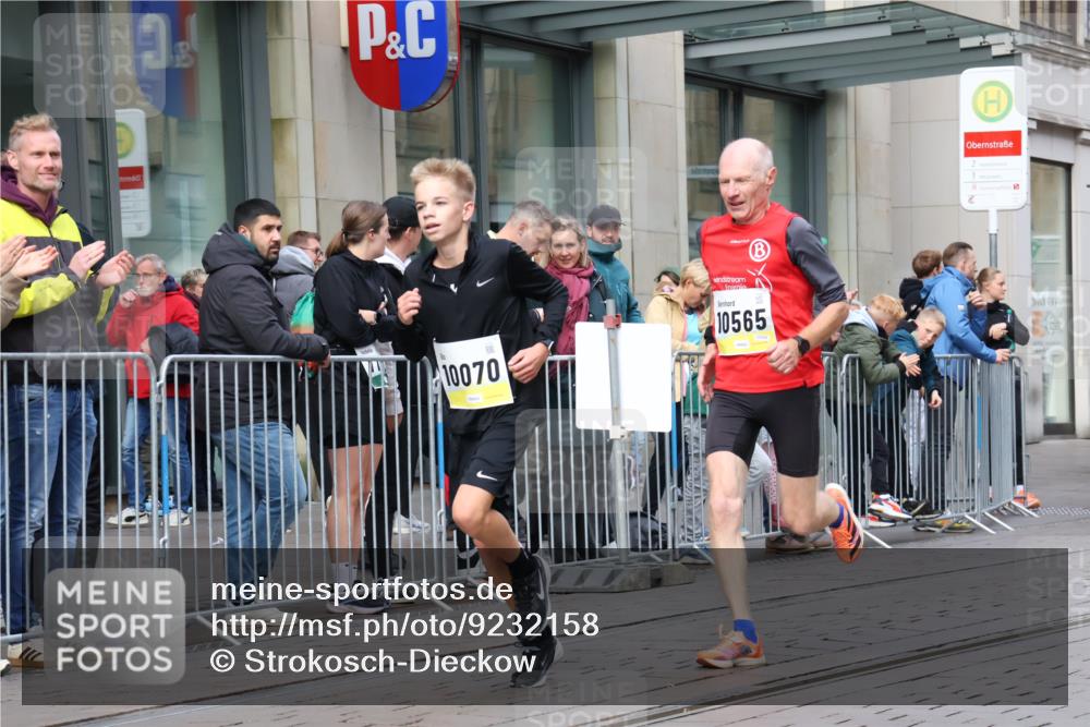 05.10.2025 - 20. swb-Marathon Bremen Strokosch-Dieckow http://msf.ph/oto/9232158 05.10.2025 10:40:12 Ziel 10070, 10161, 10229, 10565, 10658, 10686, 11114, 10070, 10161, 10229, 10565, 10658, 10686, 11114 meine-sportfotos.de