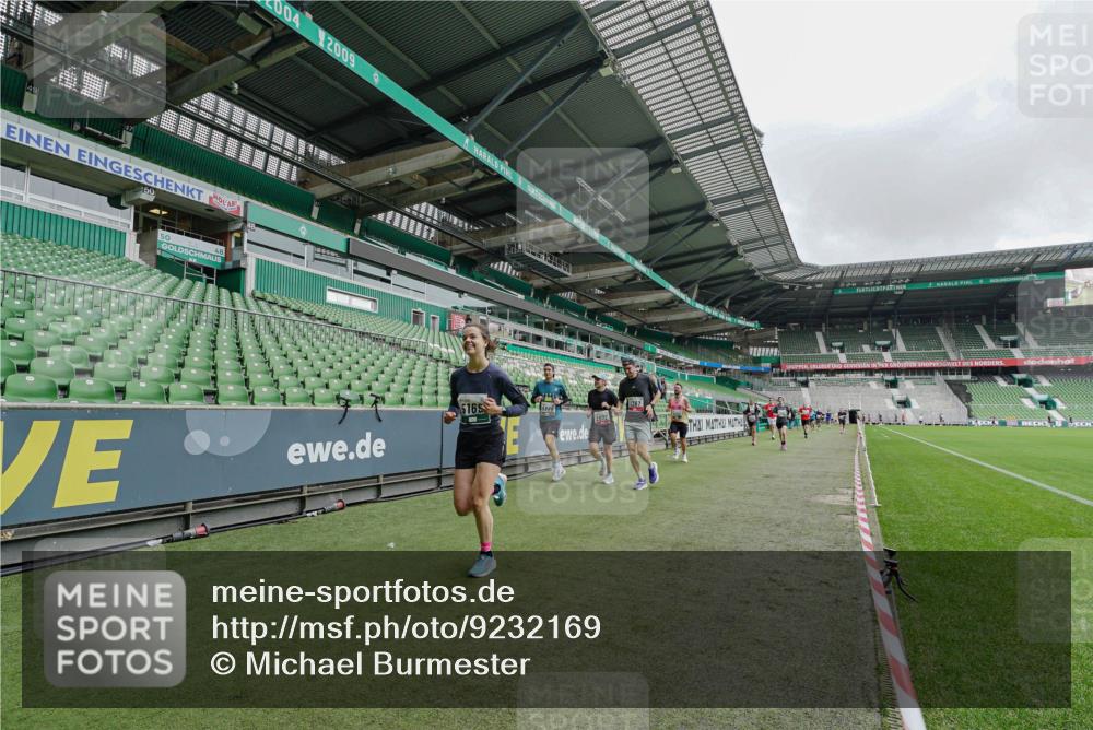 05.10.2025 - 20. swb-Marathon Bremen Michael Burmester http://msf.ph/oto/9232169 05.10.2025 12:52:52 Laufen im Stadion 248, 550, 590, 615, 793, 832, 1298, 1367, 1431, 1552, 1600, 1667, 2072, 2075, 2595, 3033, 3041, 3626, 4132, 4218, 4362, 4573, 4729, 4746, 4805, 4914, 4935, 5169, 5447, 5459, 5561, 5579, 5675, 5866, 6492, 6630, 6677, 7012, 7277, 7416, 7634, 7773, 7975, 8218, 8297, 8349, 8431, 8462, 8580, 8701, 8921, 9115, 10338, 1029, 1550, 3178, 3626, 5068, 5108, 5416, 6367, 7031, 7293, 7313, 7419, 8534, 8558 meine-sportfotos.de