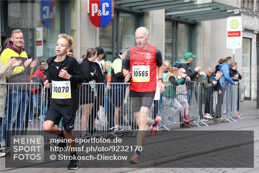05.10.2025 - 20. swb-Marathon Bremen Strokosch-Dieckow http://msf.ph/oto/9232170 05.10.2025 10:40:13 Ziel 10070, 10161, 10229, 10565, 10658, 10686, 11114, 10070, 10161, 10229, 10565, 10658, 10686, 11114 meine-sportfotos.de