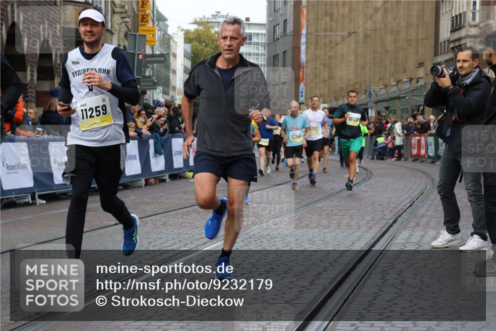 05.10.2025 - 20. swb-Marathon Bremen Strokosch-Dieckow http://msf.ph/oto/9232179 05.10.2025 10:53:05 Ziel 9449, 9650, 9703, 9834, 10128, 10242, 10349, 10460, 10466, 10539, 11259, 11300, 11398, 11411, 11450 meine-sportfotos.de