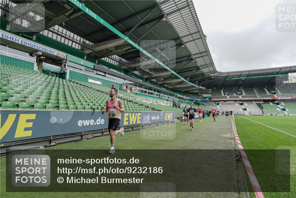 05.10.2025 - 20. swb-Marathon Bremen Michael Burmester http://msf.ph/oto/9232186 05.10.2025 12:52:55 Laufen im Stadion 248, 550, 590, 615, 793, 832, 1298, 1367, 1431, 1552, 1600, 1667, 2072, 2075, 2595, 3033, 4132, 4218, 4362, 4573, 4729, 4746, 4805, 4914, 4935, 5169, 5447, 5459, 5561, 5579, 5675, 5866, 6492, 6630, 6677, 7277, 7416, 7634, 7773, 7975, 8238, 8297, 8349, 8431, 8462, 8580, 8701, 8921, 9115, 10338, 1029, 1550, 3041, 3178, 3626, 5068, 5108, 5416, 6367, 7012, 7031, 7293, 7313, 7419, 8218, 8534, 8558, 8701, 9115 meine-sportfotos.de