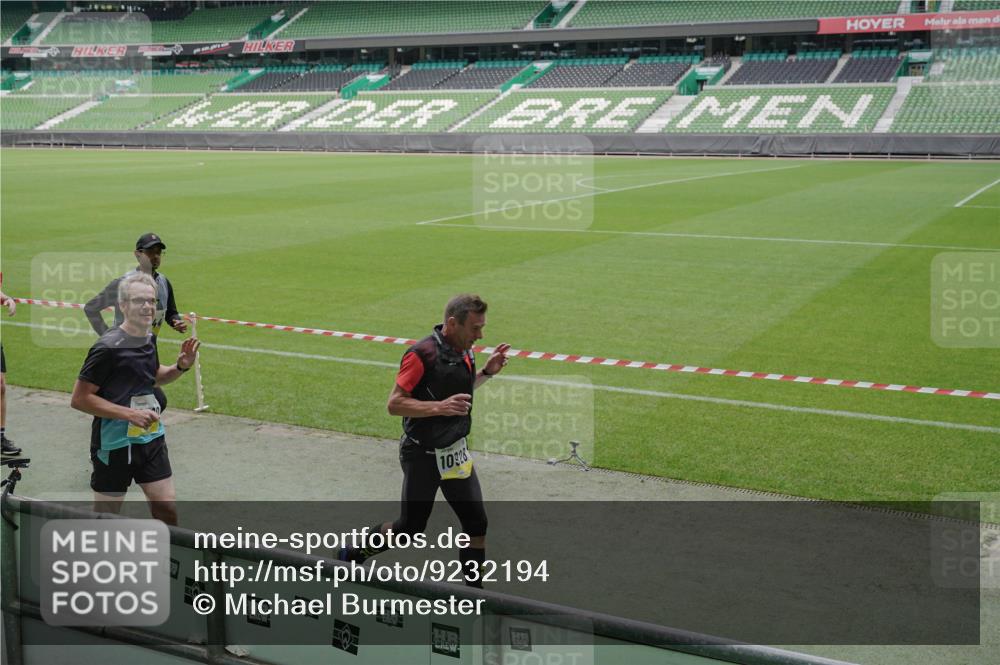 05.10.2025 - 20. swb-Marathon Bremen Michael Burmester http://msf.ph/oto/9232194 05.10.2025 10:30:44 Laufen im Stadion 7733, 9209, 9214, 9230, 9240, 9251, 9255, 9259, 9277, 9299, 9317, 9333, 9399, 9416, 9425, 9435, 9482, 9501, 9645, 9663, 9676, 9683, 9708, 9787, 9888, 9894, 9906, 9966, 9975, 9987, 10022, 10043, 10066, 10159, 10221, 10224, 10227, 10241, 10251, 10254, 10346, 10378, 10380, 10392, 10443, 10449, 10479, 10507, 10548, 10556, 10581, 10584, 10625, 10873, 11177, 11319, 7202, 9014, 9199, 9261, 9369, 9452, 9578, 9579, 9658, 9803, 10170, 10432, 10923, 10932 meine-sportfotos.de