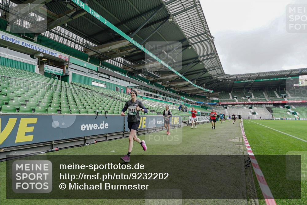 05.10.2025 - 20. swb-Marathon Bremen Michael Burmester http://msf.ph/oto/9232202 05.10.2025 12:52:57 Laufen im Stadion 248, 550, 590, 615, 793, 832, 1298, 1367, 1431, 1552, 1600, 1667, 2072, 2075, 2595, 3033, 4132, 4218, 4362, 4573, 4729, 4746, 4805, 4914, 4935, 5169, 5447, 5459, 5561, 5579, 5675, 5866, 6492, 6630, 6677, 7277, 7416, 7634, 7773, 7975, 8238, 8297, 8349, 8431, 8462, 8580, 8921, 10338, 1029, 1550, 2595, 3033, 3041, 3626, 5068, 5416, 6367, 7012, 7031, 7293, 7313, 8218, 8534, 8558, 8701, 9115 meine-sportfotos.de