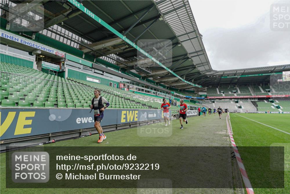 05.10.2025 - 20. swb-Marathon Bremen Michael Burmester http://msf.ph/oto/9232219 05.10.2025 12:52:58 Laufen im Stadion 248, 550, 590, 615, 793, 832, 1298, 1367, 1431, 1552, 1600, 1667, 2072, 2075, 4132, 4218, 4362, 4573, 4729, 4746, 4805, 4914, 4935, 5169, 5447, 5459, 5561, 5579, 5675, 5866, 6492, 6630, 6677, 7277, 7416, 7634, 7773, 7975, 8238, 8297, 8349, 8431, 8462, 8580, 8921, 10338, 1029, 1550, 2595, 3033, 3041, 3626, 5068, 5675, 6367, 7012, 7031, 7293, 7313, 8218, 8534, 8558, 8701, 9115 meine-sportfotos.de