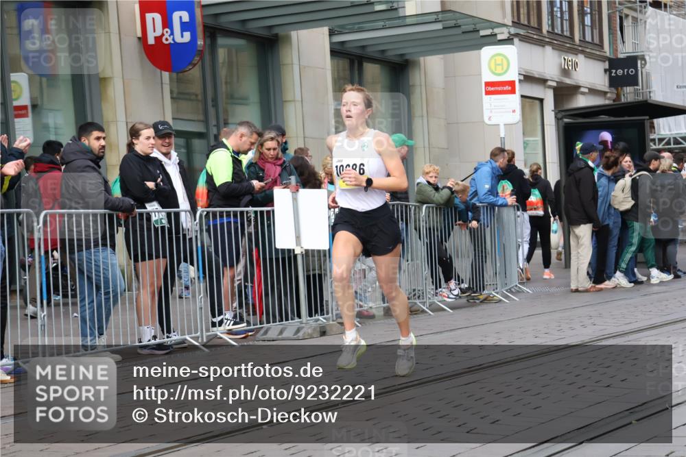 05.10.2025 - 20. swb-Marathon Bremen Strokosch-Dieckow http://msf.ph/oto/9232221 05.10.2025 10:40:17 Ziel 10070, 10161, 10229, 10565, 10686, 11114, 10070, 10161, 10229, 10565, 10686, 11114 meine-sportfotos.de