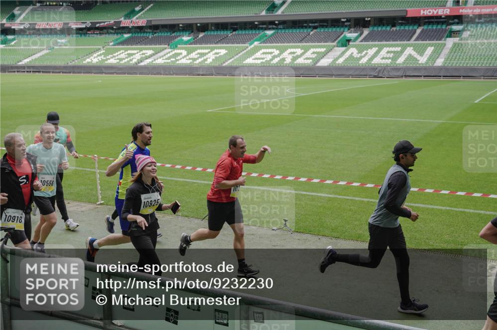 05.10.2025 - 20. swb-Marathon Bremen Michael Burmester http://msf.ph/oto/9232230 05.10.2025 10:30:45 Laufen im Stadion 7733, 9209, 9214, 9230, 9240, 9251, 9255, 9259, 9277, 9299, 9317, 9333, 9399, 9416, 9425, 9435, 9482, 9501, 9645, 9663, 9676, 9683, 9708, 9787, 9888, 9894, 9906, 9966, 9975, 9987, 10022, 10043, 10066, 10159, 10221, 10224, 10227, 10241, 10251, 10254, 10346, 10378, 10380, 10392, 10443, 10449, 10479, 10507, 10548, 10556, 10581, 10584, 10625, 10873, 11319, 7202, 9014, 9199, 9261, 9369, 9452, 9578, 9579, 9658, 9803, 10170, 10432, 10923, 10932 meine-sportfotos.de