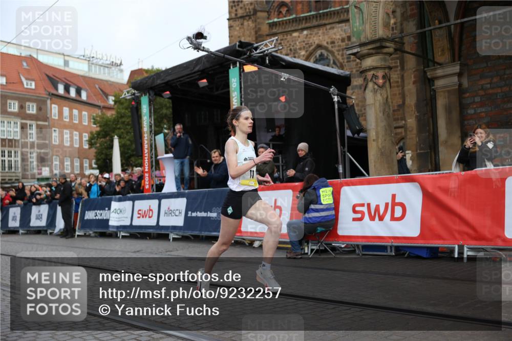 05.10.2025 - 20. swb-Marathon Bremen Yannick Fuchs http://msf.ph/oto/9232257 05.10.2025 10:30:18 Ziel 11 meine-sportfotos.de