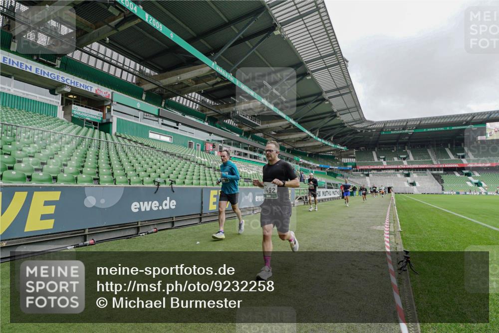 05.10.2025 - 20. swb-Marathon Bremen Michael Burmester http://msf.ph/oto/9232258 05.10.2025 12:53:05 Laufen im Stadion 248, 550, 590, 615, 793, 832, 869, 1298, 1367, 1431, 1538, 1600, 1667, 2072, 2075, 3553, 4132, 4218, 4573, 4729, 4746, 4805, 4914, 4935, 5169, 5447, 5561, 5579, 5866, 6492, 6630, 6677, 7255, 7277, 7408, 7416, 7634, 7773, 7975, 8238, 8297, 8349, 8431, 8462, 8580, 8709, 8921, 10338, 1550, 1552, 2595, 3033, 3041, 3626, 4362, 5459, 5675, 6367, 7012, 7293, 8218, 8558, 8701, 9115 meine-sportfotos.de