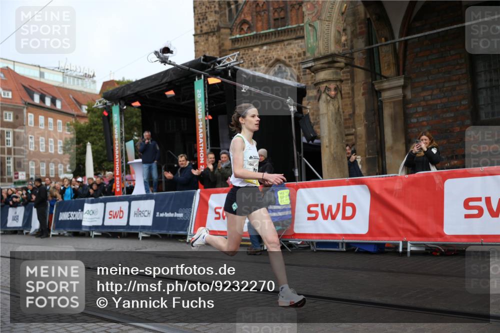 05.10.2025 - 20. swb-Marathon Bremen Yannick Fuchs http://msf.ph/oto/9232270 05.10.2025 10:30:18 Ziel 11 meine-sportfotos.de