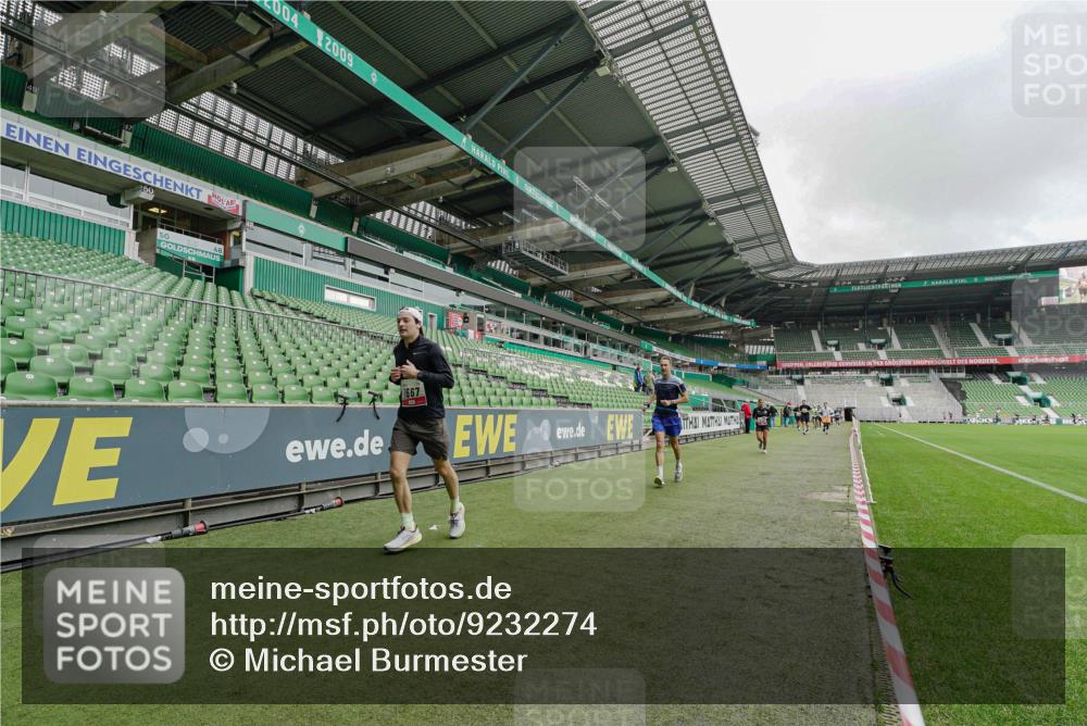 05.10.2025 - 20. swb-Marathon Bremen Michael Burmester http://msf.ph/oto/9232274 05.10.2025 12:53:08 Laufen im Stadion 248, 550, 590, 615, 793, 832, 869, 1298, 1367, 1431, 1538, 1600, 1667, 1868, 2072, 2075, 3553, 4132, 4218, 4573, 4729, 4746, 4805, 4914, 4935, 5169, 5447, 5561, 5579, 5866, 6492, 6630, 6677, 7255, 7277, 7408, 7416, 7634, 7773, 7975, 8238, 8297, 8349, 8431, 8462, 8580, 8709, 8921, 10338, 1550, 1552, 2595, 3033, 3041, 3626, 4362, 5459, 5561, 5675, 6367, 7012, 7293, 8218, 8558, 8701, 9115 meine-sportfotos.de