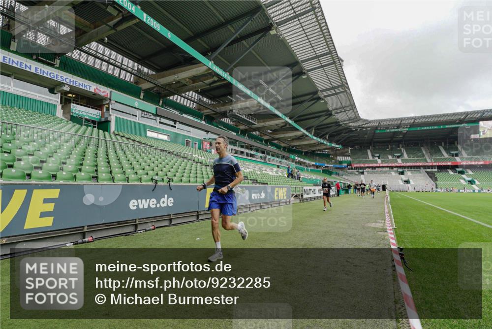 05.10.2025 - 20. swb-Marathon Bremen Michael Burmester http://msf.ph/oto/9232285 05.10.2025 12:53:09 Laufen im Stadion 248, 550, 590, 615, 793, 832, 869, 1298, 1367, 1431, 1538, 1600, 1667, 1868, 2072, 2075, 3553, 4132, 4218, 4573, 4729, 4746, 4805, 4914, 4935, 5169, 5425, 5447, 5579, 5866, 6492, 6630, 6677, 6806, 7255, 7277, 7408, 7416, 7634, 7773, 7975, 8238, 8297, 8349, 8431, 8462, 8580, 8709, 8921, 10338, 1550, 1552, 2595, 3033, 3041, 3626, 4362, 5459, 5561, 5675, 6367, 7012, 7293, 7634, 8218, 8701, 9115 meine-sportfotos.de