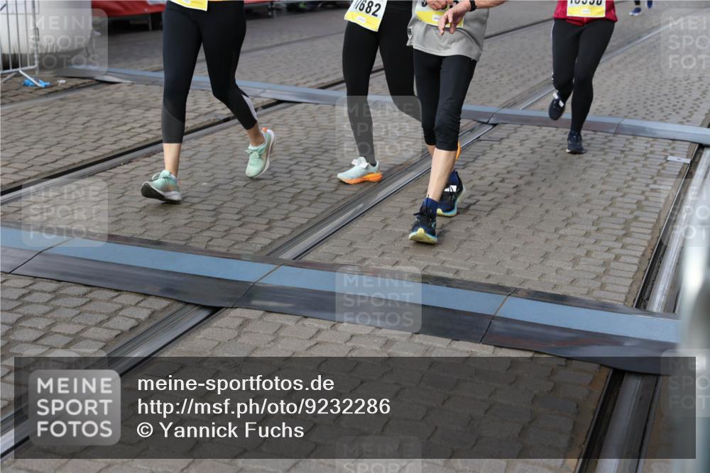 05.10.2025 - 20. swb-Marathon Bremen Yannick Fuchs http://msf.ph/oto/9232286 05.10.2025 11:03:16 Ziel 9229, 9300, 9593, 9661, 9662, 10185, 10996, 11376, 11682 meine-sportfotos.de