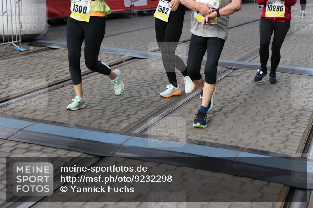 05.10.2025 - 20. swb-Marathon Bremen Yannick Fuchs http://msf.ph/oto/9232298 05.10.2025 11:03:17 Ziel 9229, 9300, 9593, 9661, 9662, 10185, 10471, 10926, 10996, 11376, 11682 meine-sportfotos.de