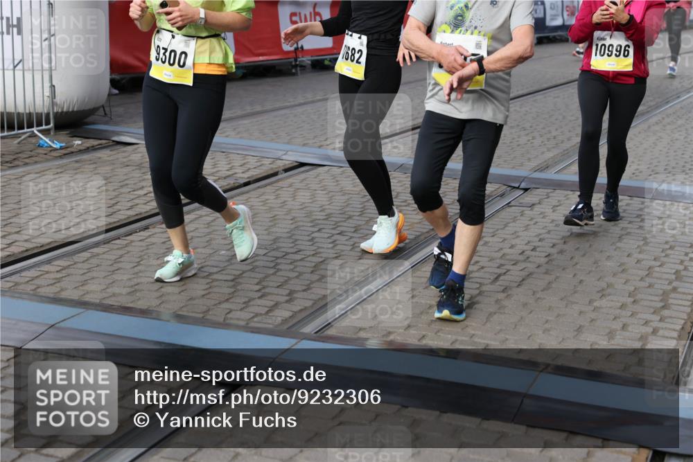 05.10.2025 - 20. swb-Marathon Bremen Yannick Fuchs http://msf.ph/oto/9232306 05.10.2025 11:03:17 Ziel 9229, 9300, 9593, 9661, 9662, 10185, 10471, 10926, 10996, 11376, 11682 meine-sportfotos.de