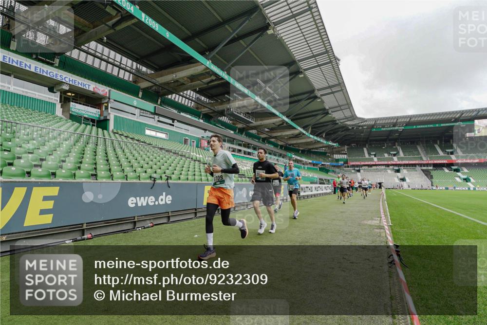 05.10.2025 - 20. swb-Marathon Bremen Michael Burmester http://msf.ph/oto/9232309 05.10.2025 12:53:17 Laufen im Stadion 248, 550, 590, 832, 869, 1164, 1367, 1431, 1538, 1600, 1656, 1667, 1868, 2030, 2050, 2072, 2075, 2288, 3363, 3553, 4132, 4218, 4294, 4573, 4729, 4746, 4805, 4935, 5169, 5425, 5447, 5571, 5579, 5866, 5944, 6492, 6677, 6806, 7255, 7408, 7617, 7905, 7975, 8238, 8297, 8349, 8431, 8462, 8499, 8709, 10338, 615, 793, 1298, 1552, 2595, 3033, 4362, 4914, 5447, 5459, 5561, 5675, 6630, 7277, 7416, 7634, 7773, 8580, 8921, 10338 meine-sportfotos.de