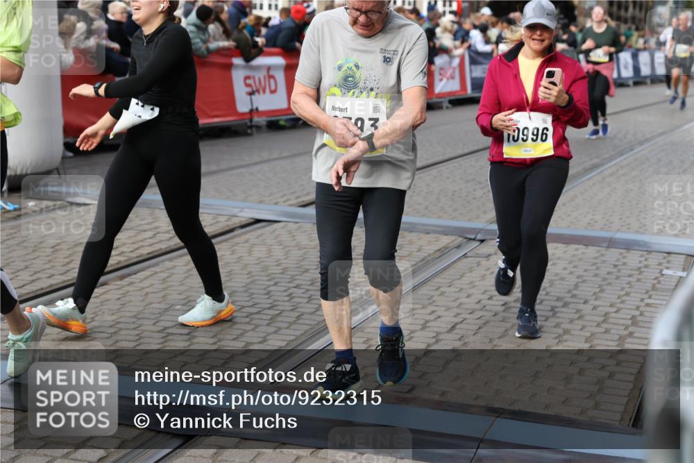 05.10.2025 - 20. swb-Marathon Bremen Yannick Fuchs http://msf.ph/oto/9232315 05.10.2025 11:03:17 Ziel 9229, 9300, 9593, 9661, 9662, 10185, 10471, 10926, 10996, 11376, 11682 meine-sportfotos.de