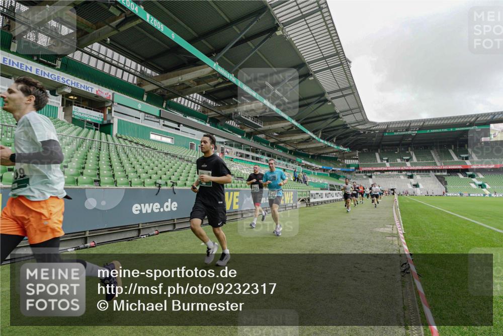 05.10.2025 - 20. swb-Marathon Bremen Michael Burmester http://msf.ph/oto/9232317 05.10.2025 12:53:18 Laufen im Stadion 248, 550, 590, 832, 869, 1164, 1367, 1431, 1538, 1600, 1656, 1667, 1868, 2030, 2050, 2072, 2075, 2288, 3363, 3553, 4132, 4218, 4294, 4573, 4729, 4746, 4805, 4935, 5169, 5425, 5571, 5579, 5866, 5944, 6492, 6677, 6806, 7255, 7408, 7617, 7905, 7975, 8238, 8297, 8349, 8431, 8462, 8499, 8709, 615, 793, 1298, 1552, 4362, 4805, 4914, 5447, 5459, 5561, 5675, 6630, 7277, 7416, 7634, 7773, 8580, 8921, 10338 meine-sportfotos.de