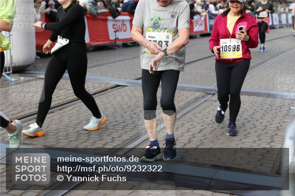 05.10.2025 - 20. swb-Marathon Bremen Yannick Fuchs http://msf.ph/oto/9232322 05.10.2025 11:03:17 Ziel 9229, 9300, 9593, 9661, 9662, 10185, 10471, 10926, 10996, 11376, 11682 meine-sportfotos.de
