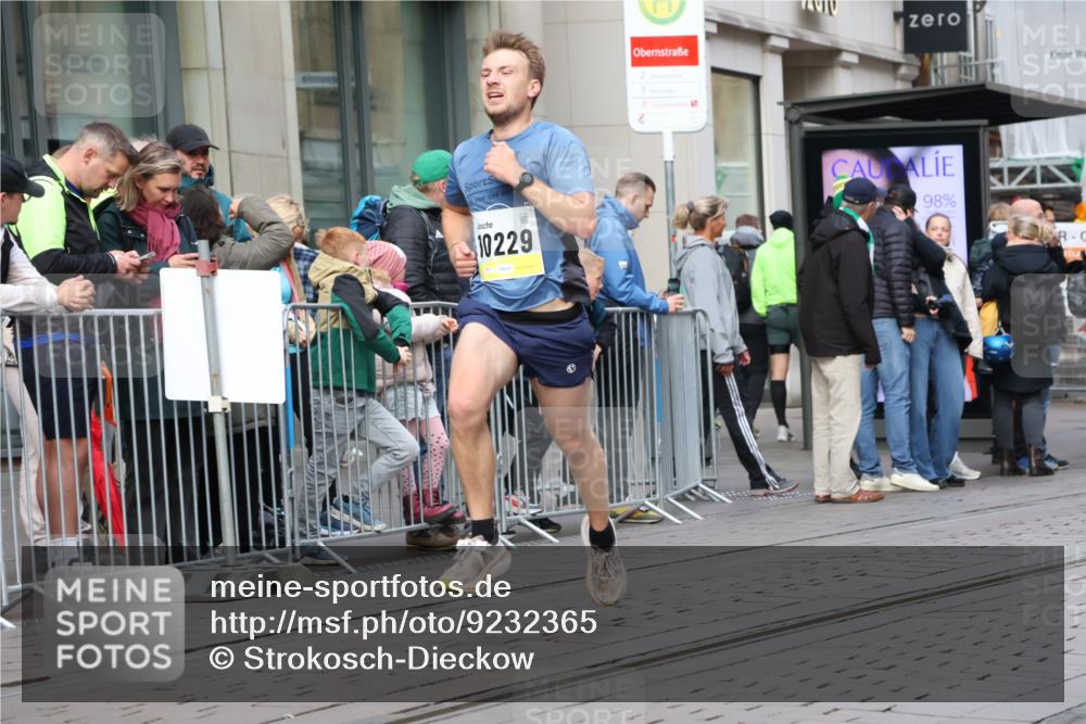 05.10.2025 - 20. swb-Marathon Bremen Strokosch-Dieckow http://msf.ph/oto/9232365 05.10.2025 10:40:33 Ziel 10161, 10229, 10161, 10229 meine-sportfotos.de