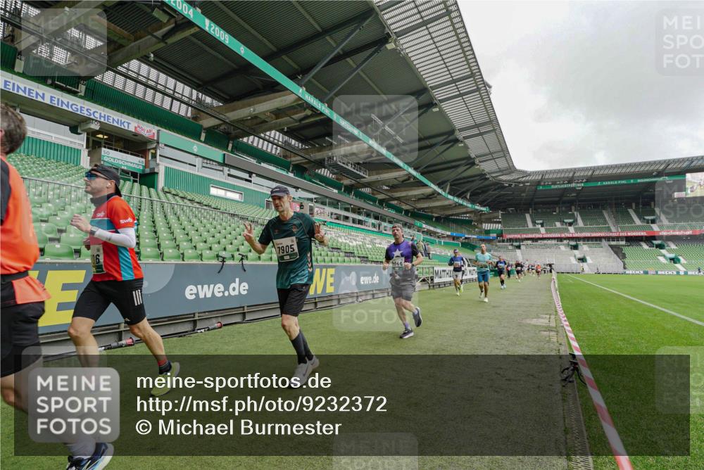 05.10.2025 - 20. swb-Marathon Bremen Michael Burmester http://msf.ph/oto/9232372 05.10.2025 12:53:25 Laufen im Stadion 248, 550, 590, 832, 869, 1009, 1164, 1367, 1538, 1600, 1656, 1667, 1868, 2030, 2050, 2072, 2075, 2250, 2288, 3363, 3553, 4132, 4218, 4294, 4573, 4729, 4746, 4935, 5169, 5425, 5571, 5579, 5866, 5944, 6492, 6806, 7255, 7408, 7617, 7905, 8238, 8297, 8431, 8462, 8499, 8709, 615, 793, 1298, 1431, 4805, 4914, 4935, 5447, 5561, 6630, 6677, 7277, 7416, 7634, 7773, 7975, 8349, 8580, 8921, 10338 meine-sportfotos.de