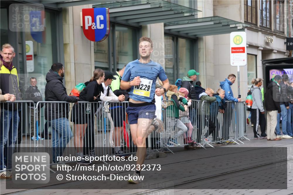 05.10.2025 - 20. swb-Marathon Bremen Strokosch-Dieckow http://msf.ph/oto/9232373 05.10.2025 10:40:33 Ziel 10161, 10229, 10161, 10229 meine-sportfotos.de