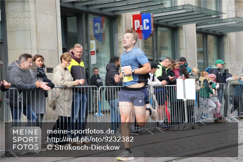 05.10.2025 - 20. swb-Marathon Bremen Strokosch-Dieckow http://msf.ph/oto/9232382 05.10.2025 10:40:34 Ziel 10161, 10229, 10606, 10161, 10229, 10606 meine-sportfotos.de