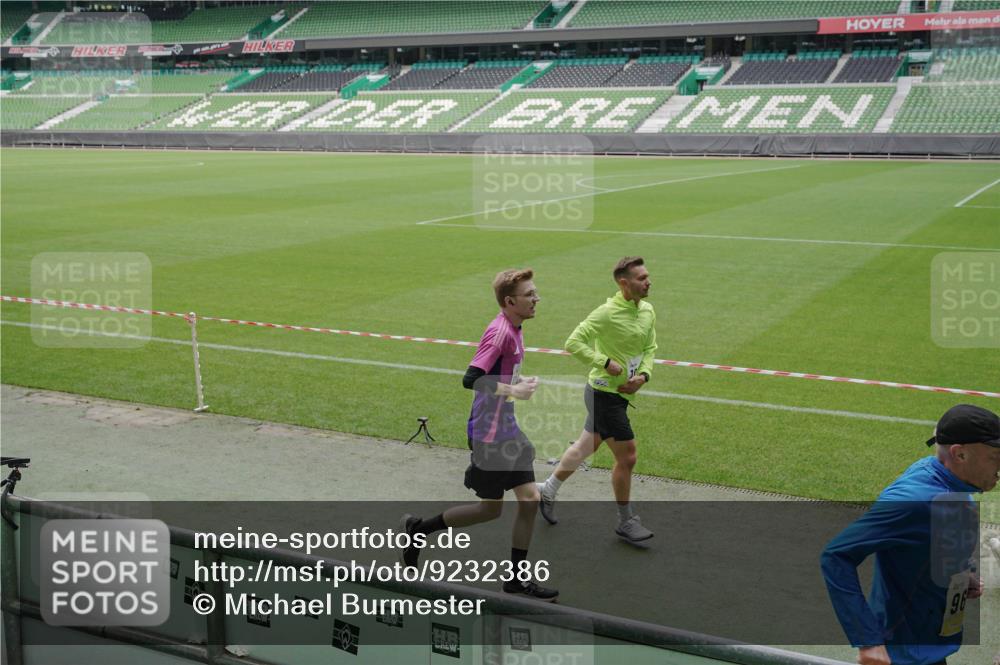 05.10.2025 - 20. swb-Marathon Bremen Michael Burmester http://msf.ph/oto/9232386 05.10.2025 10:30:50 Laufen im Stadion 7733, 9209, 9214, 9230, 9240, 9251, 9259, 9263, 9277, 9299, 9317, 9333, 9399, 9416, 9425, 9449, 9482, 9501, 9584, 9645, 9663, 9676, 9683, 9708, 9715, 9787, 9888, 9894, 9906, 9934, 9966, 9987, 10016, 10022, 10043, 10066, 10159, 10221, 10224, 10227, 10241, 10251, 10254, 10317, 10346, 10378, 10380, 10392, 10443, 10449, 10479, 10507, 10514, 10556, 10581, 10584, 10625, 10873, 11319, 7202, 9199, 9261, 9452, 9578, 9579, 9658, 9803, 10432, 10923, 10932 meine-sportfotos.de