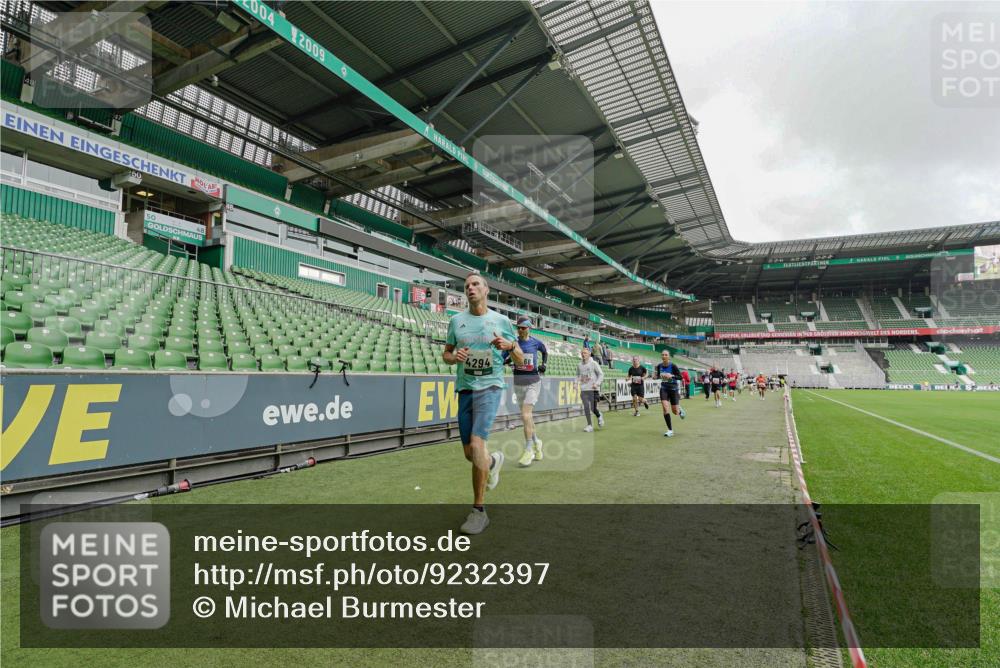 05.10.2025 - 20. swb-Marathon Bremen Michael Burmester http://msf.ph/oto/9232397 05.10.2025 12:53:28 Laufen im Stadion 248, 832, 869, 1009, 1164, 1367, 1428, 1538, 1600, 1656, 1667, 1868, 2030, 2050, 2072, 2075, 2250, 2288, 2871, 3363, 3553, 4132, 4218, 4294, 4573, 4729, 4746, 5169, 5425, 5571, 5579, 5866, 5944, 6492, 6806, 7255, 7408, 7617, 7835, 7905, 8238, 8431, 8462, 8499, 8709, 550, 590, 615, 793, 1298, 1431, 4805, 4914, 4935, 5447, 5561, 6630, 6677, 7277, 7416, 7634, 7773, 7975, 8297, 8349, 8580, 8921, 10338 meine-sportfotos.de