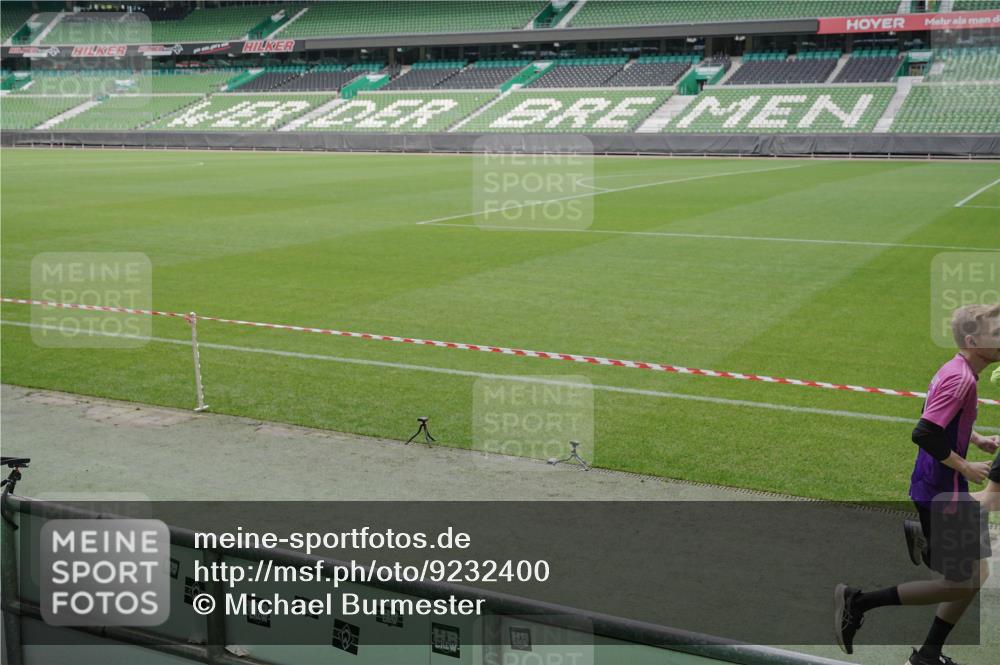 05.10.2025 - 20. swb-Marathon Bremen Michael Burmester http://msf.ph/oto/9232400 05.10.2025 10:30:51 Laufen im Stadion 7733, 9209, 9214, 9230, 9240, 9251, 9259, 9263, 9267, 9277, 9299, 9317, 9333, 9399, 9416, 9425, 9449, 9482, 9501, 9584, 9645, 9663, 9676, 9683, 9708, 9715, 9742, 9787, 9888, 9894, 9906, 9934, 9966, 9987, 10016, 10022, 10043, 10066, 10159, 10221, 10224, 10227, 10241, 10251, 10254, 10317, 10346, 10378, 10380, 10392, 10443, 10449, 10479, 10507, 10514, 10556, 10581, 10584, 10625, 11319, 7202, 9199, 9261, 9452, 9578, 9579, 9658, 9803, 10432, 10923 meine-sportfotos.de
