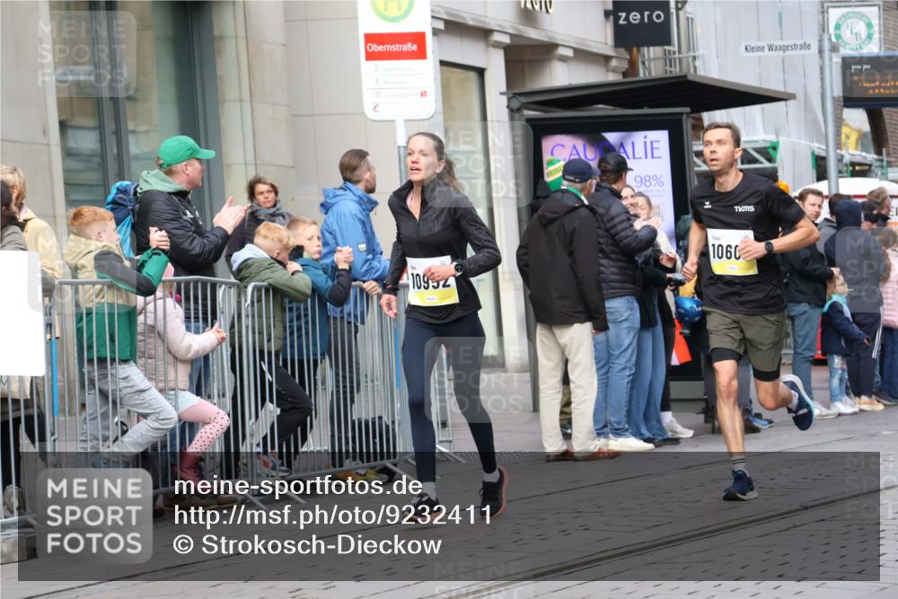 05.10.2025 - 20. swb-Marathon Bremen Strokosch-Dieckow http://msf.ph/oto/9232411 05.10.2025 10:40:50 Ziel 9262, 10606, 10952, 11069, 11086, 9262, 10606, 10952, 11069, 11086 meine-sportfotos.de
