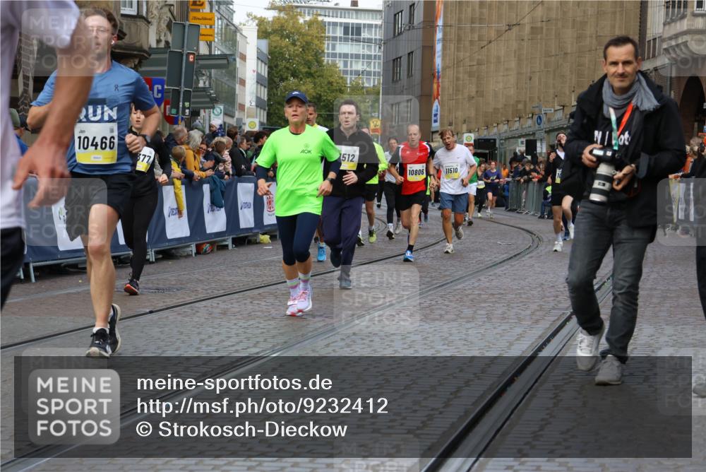 05.10.2025 - 20. swb-Marathon Bremen Strokosch-Dieckow http://msf.ph/oto/9232412 05.10.2025 10:53:12 Ziel 9449, 9703, 9834, 9956, 10242, 10349, 10460, 10466, 10806, 10958, 10993, 11175, 11377, 11510, 11512 meine-sportfotos.de