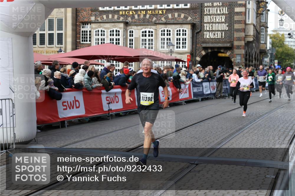 05.10.2025 - 20. swb-Marathon Bremen Yannick Fuchs http://msf.ph/oto/9232433 05.10.2025 11:03:22 Ziel 9246, 9300, 9325, 10142, 10471, 10926, 10996, 11390, 11682 meine-sportfotos.de