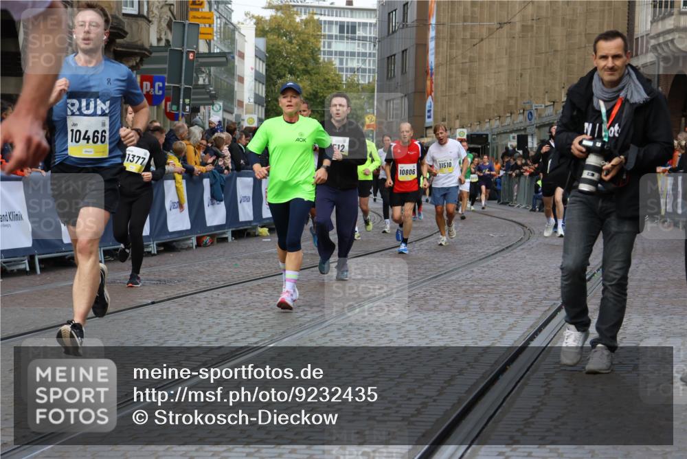 05.10.2025 - 20. swb-Marathon Bremen Strokosch-Dieckow http://msf.ph/oto/9232435 05.10.2025 10:53:12 Ziel 9449, 9703, 9834, 9956, 10242, 10349, 10460, 10466, 10806, 10958, 10993, 11175, 11377, 11510, 11512 meine-sportfotos.de