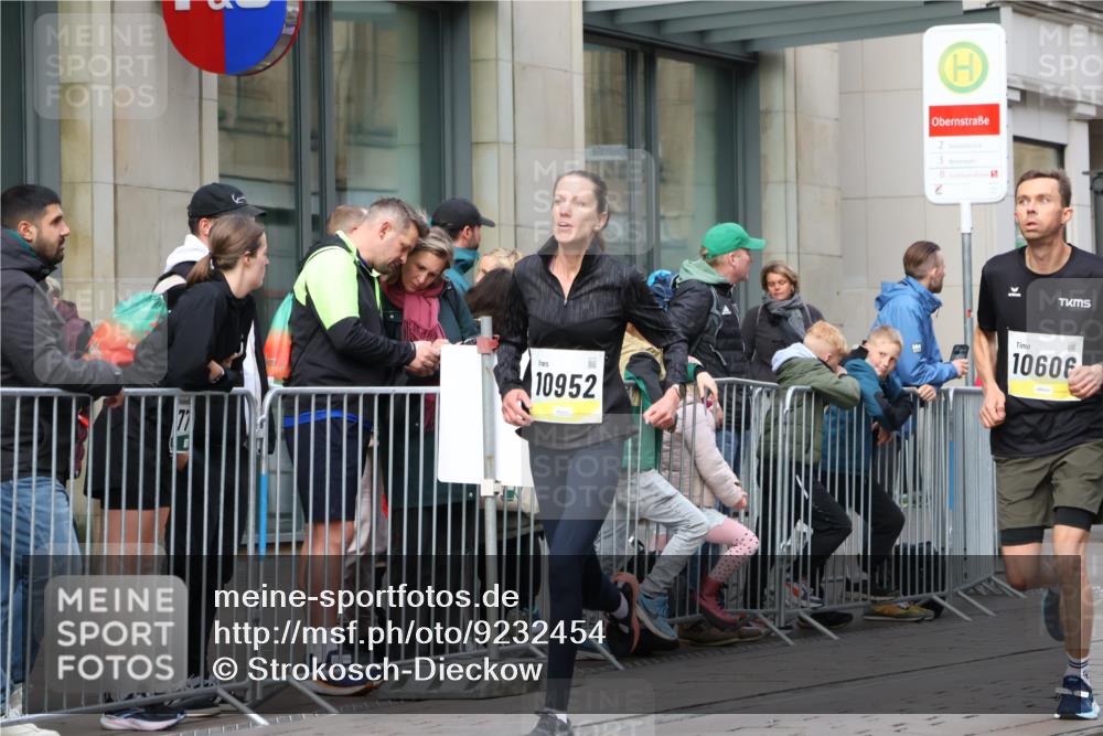 05.10.2025 - 20. swb-Marathon Bremen Strokosch-Dieckow http://msf.ph/oto/9232454 05.10.2025 10:40:52 Ziel 9262, 10606, 10952, 11069, 11086, 9262, 10606, 10952, 11069, 11086 meine-sportfotos.de