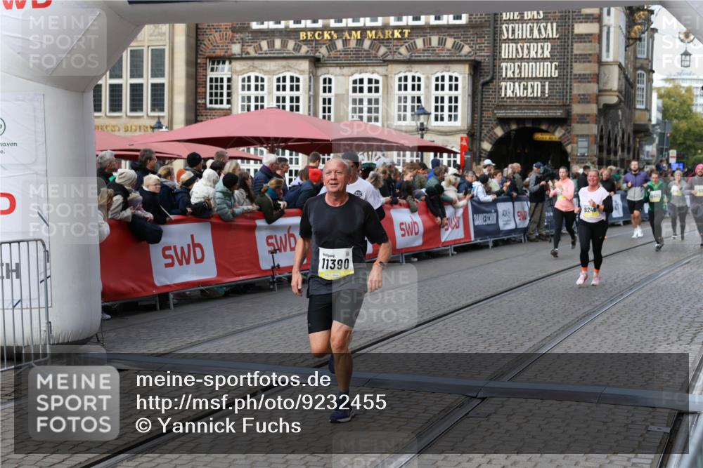 05.10.2025 - 20. swb-Marathon Bremen Yannick Fuchs http://msf.ph/oto/9232455 05.10.2025 11:03:22 Ziel 9246, 9300, 9325, 10142, 10471, 10926, 10996, 11390, 11682 meine-sportfotos.de
