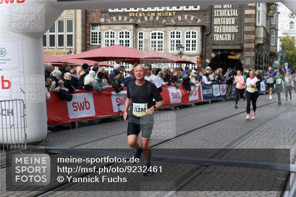 05.10.2025 - 20. swb-Marathon Bremen Yannick Fuchs http://msf.ph/oto/9232461 05.10.2025 11:03:22 Ziel 9246, 9300, 9325, 10142, 10471, 10926, 10996, 11390, 11682 meine-sportfotos.de