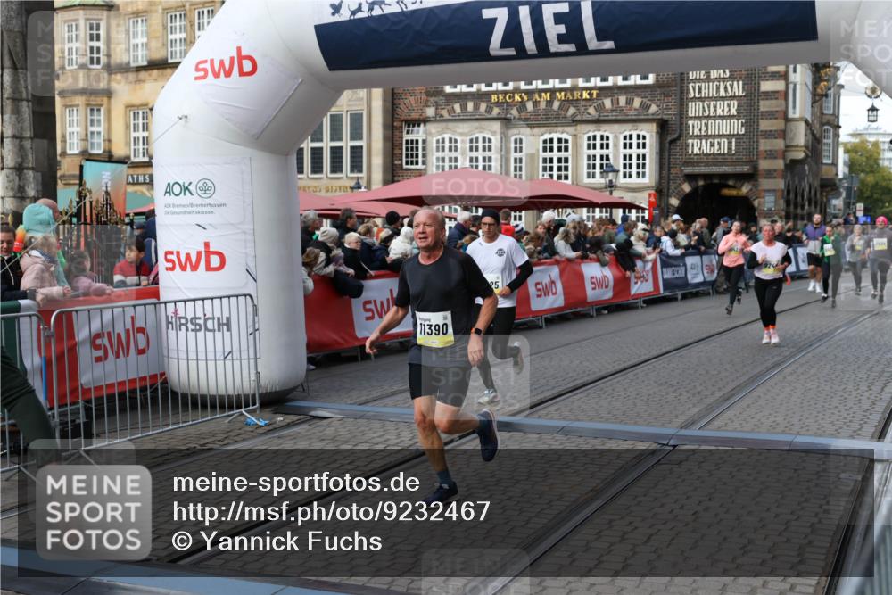 05.10.2025 - 20. swb-Marathon Bremen Yannick Fuchs http://msf.ph/oto/9232467 05.10.2025 11:03:22 Ziel 9246, 9300, 9325, 10142, 10471, 10926, 10996, 11390, 11682 meine-sportfotos.de