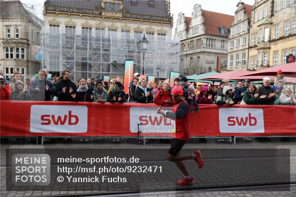 05.10.2025 - 20. swb-Marathon Bremen Yannick Fuchs http://msf.ph/oto/9232471 05.10.2025 10:31:50 Ziel 9291 meine-sportfotos.de