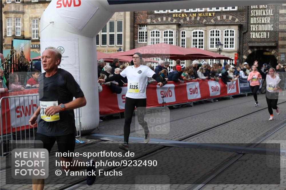 05.10.2025 - 20. swb-Marathon Bremen Yannick Fuchs http://msf.ph/oto/9232490 05.10.2025 11:03:23 Ziel 9246, 9325, 10142, 10405, 10471, 10926, 10996, 11390, 11508, 11509 meine-sportfotos.de