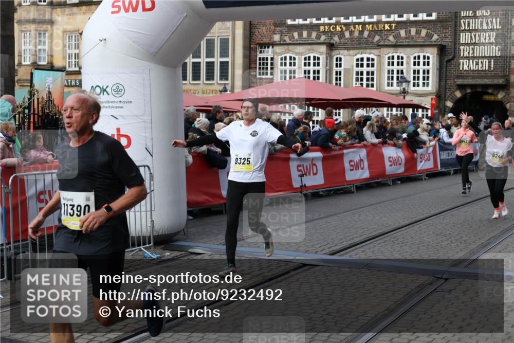 05.10.2025 - 20. swb-Marathon Bremen Yannick Fuchs http://msf.ph/oto/9232492 05.10.2025 11:03:23 Ziel 9246, 9325, 10142, 10405, 10471, 10926, 10996, 11390, 11508, 11509 meine-sportfotos.de