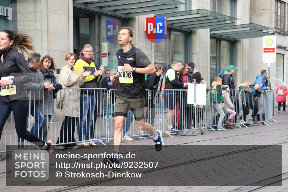 05.10.2025 - 20. swb-Marathon Bremen Strokosch-Dieckow http://msf.ph/oto/9232507 05.10.2025 10:40:53 Ziel 9262, 10606, 10952, 11069, 11086, 9262, 10606, 10952, 11069, 11086 meine-sportfotos.de