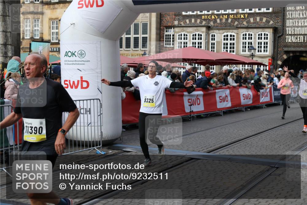 05.10.2025 - 20. swb-Marathon Bremen Yannick Fuchs http://msf.ph/oto/9232511 05.10.2025 11:03:23 Ziel 9246, 9325, 10142, 10405, 10471, 10926, 10996, 11390, 11508, 11509 meine-sportfotos.de
