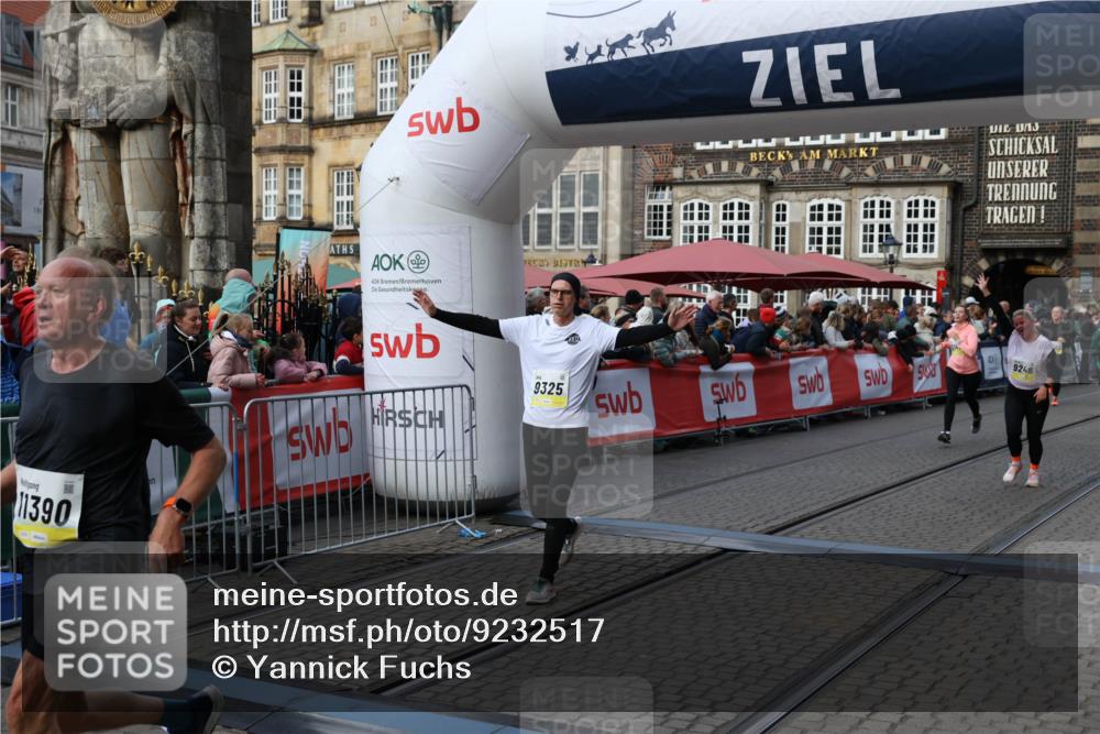 05.10.2025 - 20. swb-Marathon Bremen Yannick Fuchs http://msf.ph/oto/9232517 05.10.2025 11:03:23 Ziel 9246, 9325, 10142, 10405, 10471, 10926, 10996, 11390, 11508, 11509 meine-sportfotos.de