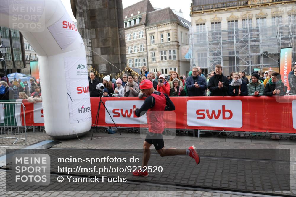 05.10.2025 - 20. swb-Marathon Bremen Yannick Fuchs http://msf.ph/oto/9232520 05.10.2025 10:31:51 Ziel 9291 meine-sportfotos.de