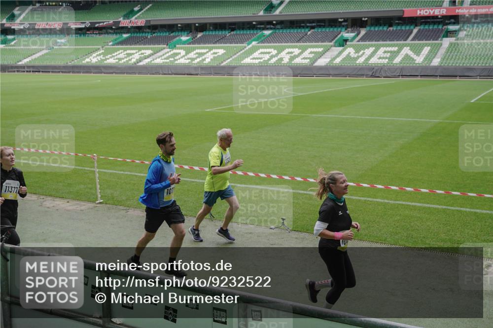 05.10.2025 - 20. swb-Marathon Bremen Michael Burmester http://msf.ph/oto/9232522 05.10.2025 10:30:56 Laufen im Stadion 7733, 9209, 9214, 9230, 9240, 9251, 9263, 9267, 9277, 9299, 9317, 9333, 9399, 9416, 9425, 9431, 9449, 9482, 9501, 9584, 9645, 9663, 9676, 9683, 9708, 9715, 9742, 9787, 9791, 9852, 9888, 9894, 9906, 9934, 9966, 9987, 10016, 10043, 10066, 10163, 10221, 10224, 10227, 10241, 10251, 10254, 10317, 10321, 10346, 10356, 10378, 10380, 10392, 10449, 10479, 10507, 10514, 10556, 10581, 10584, 10625, 10636, 10638, 11319, 7202, 9199, 9261, 9452 meine-sportfotos.de