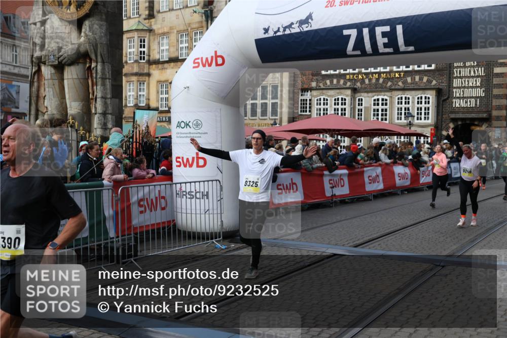 05.10.2025 - 20. swb-Marathon Bremen Yannick Fuchs http://msf.ph/oto/9232525 05.10.2025 11:03:24 Ziel 9246, 9325, 10142, 10405, 10471, 10926, 11390, 11467, 11508, 11509 meine-sportfotos.de