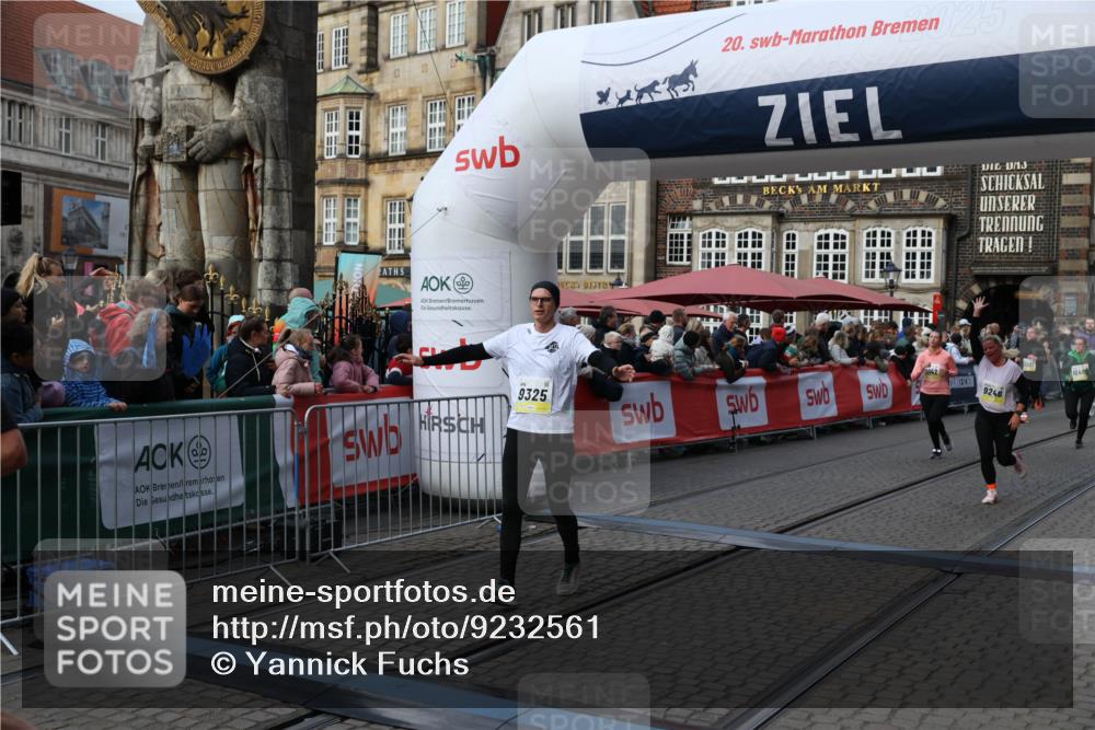 05.10.2025 - 20. swb-Marathon Bremen Yannick Fuchs http://msf.ph/oto/9232561 05.10.2025 11:03:24 Ziel 9246, 9325, 10142, 10405, 10471, 10926, 11390, 11467, 11508, 11509 meine-sportfotos.de
